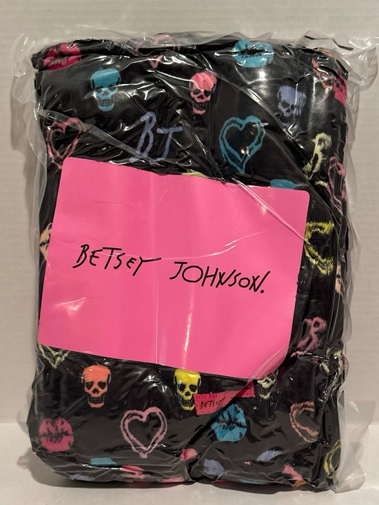 Betsey Johnson Other - Betsey Johnson NWT Halloween Skull Signature 50 X 70 Throw